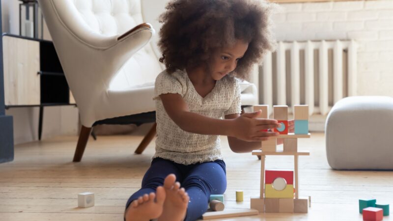 sintomas do autismo em criança comportamento repetitivo e foco em detalhes