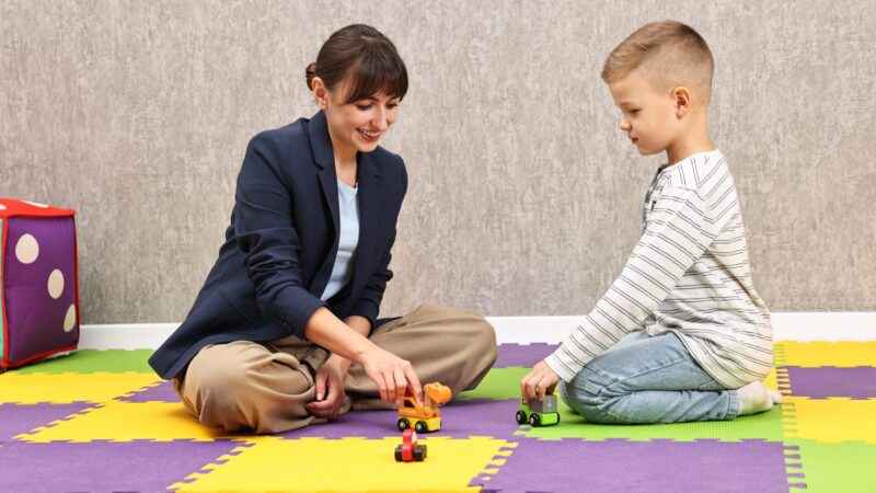 Psicólogo escolar realizando mediação e acolhimento em ambiente educativo.