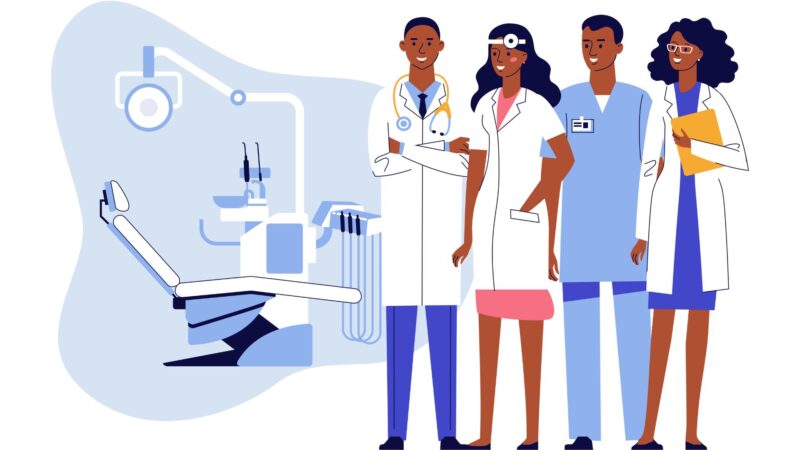 Equipe multiprofissional de saúde reunida para discutir casos clínicos em conjunto.