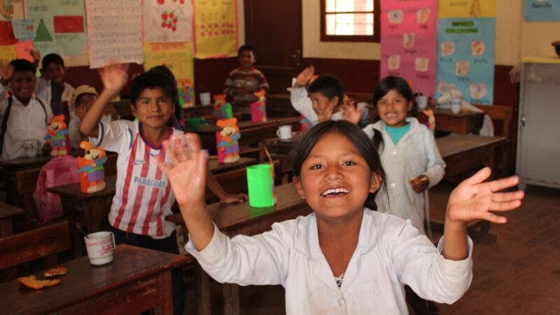 Crianças em sala de aula aprendendo juntas, ilustrando o direito à educação.