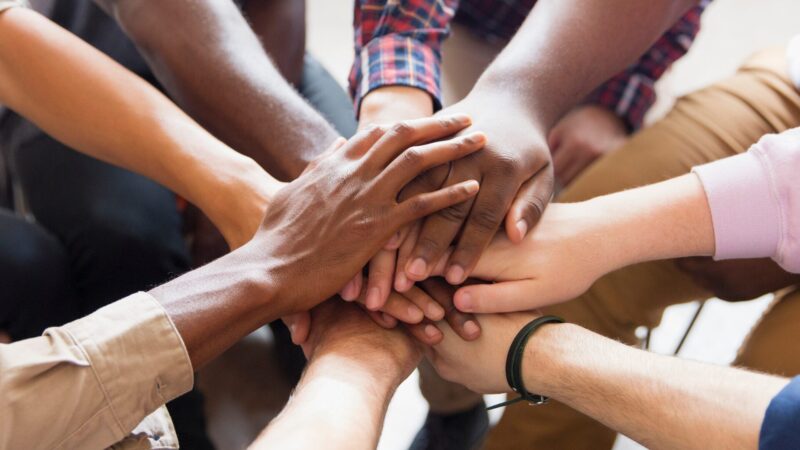 Gestos de apoio simbolizando conexão e cuidado em saúde mental.