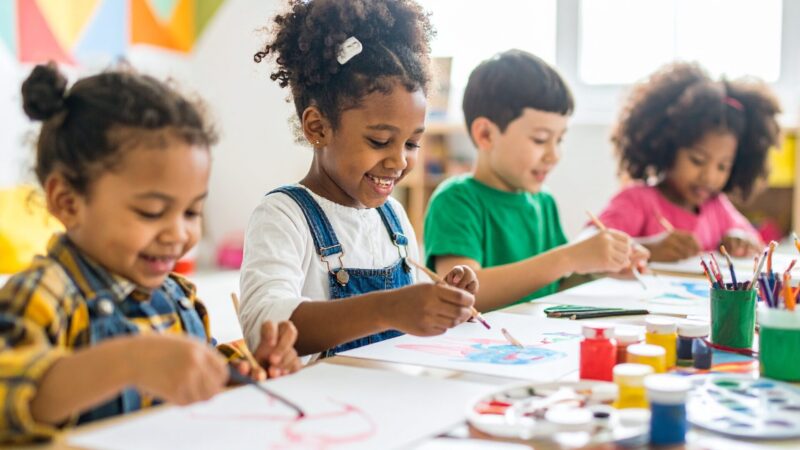 Crianças participando de atividades terapêuticas e educativas no CAPS Infantojuvenil