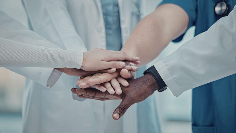 equipe de psicologia hospitalar em reunião