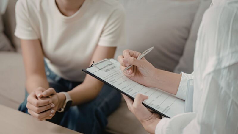 psicologia hospitalar — psicólogo atendendo paciente