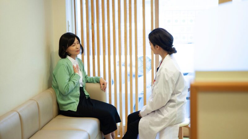 psicologia hospitalar — psicólogo atendendo paciente