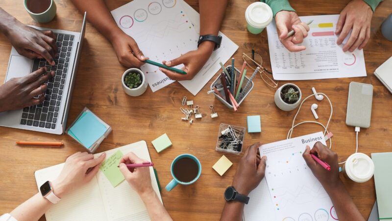 Grupo de pessoas participando de um empreendimento coletivo baseado nos princípios da economia solidária.