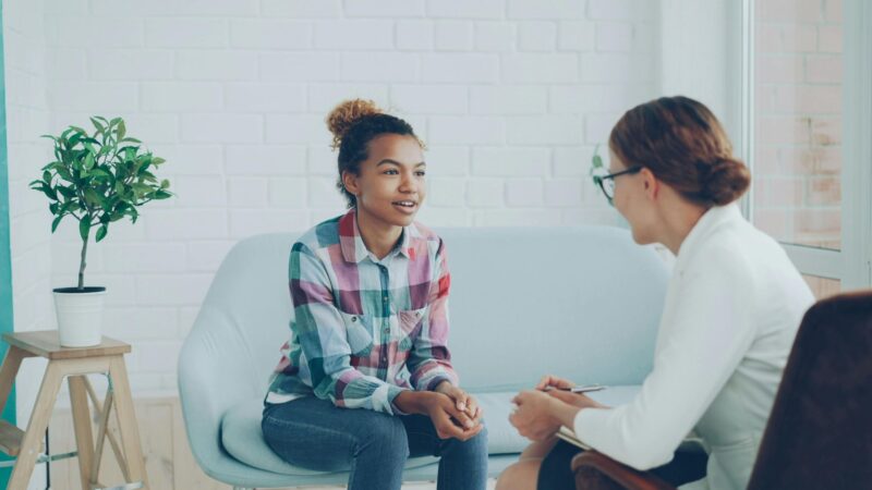 Profissional utilizando técnicas da Terapia Cognitivo-Comportamental em um cuidado centrado na pessoa