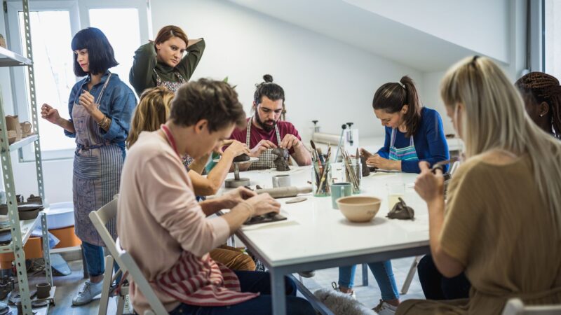 Pessoas participando de uma atividade coletiva de trabalho em iniciativa de economia solidária voltada à inclusão social e saúde mental.