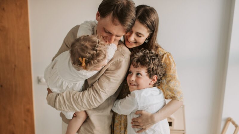 Família fortalecendo vínculos afetivos para promover a saúde mental na infância.