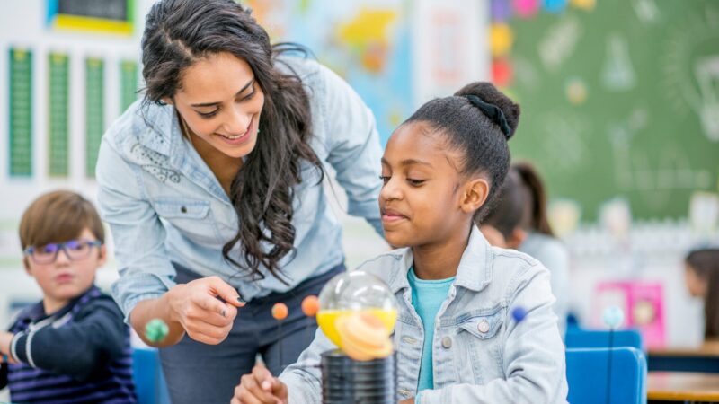 Escola promovendo acolhimento e saúde mental na infância em ambiente educativo.