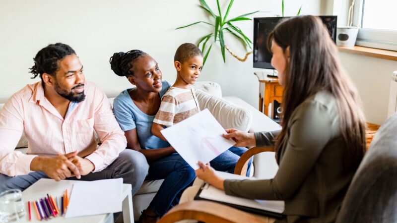 Reunião entre profissionais, familiares e usuário inspirada nas novas abordagens em saúde mental e no Diálogo Aberto.