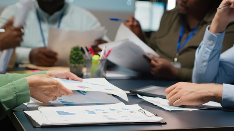 Equipe interdisciplinar discutindo o cuidado em saúde mental na atenção psicossocial.