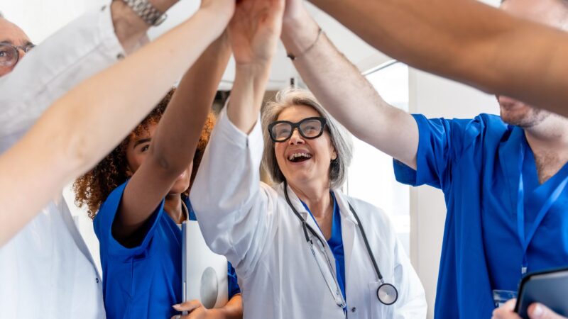 Equipe multiprofissional atuando na desinstitucionalização psiquiátrica