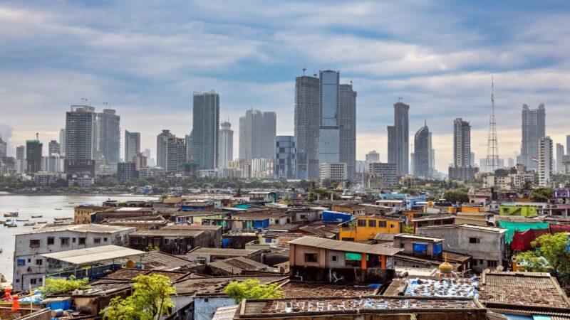 Comunidade urbana com diferentes condições de moradia, representando os determinantes sociais da saúde