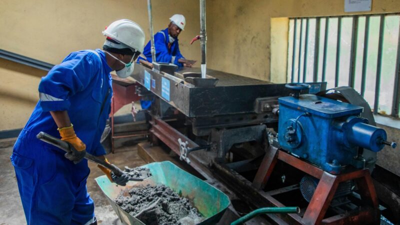 Trabalhadores em atividade industrial, representando a relação entre trabalho e determinantes sociais da saúde