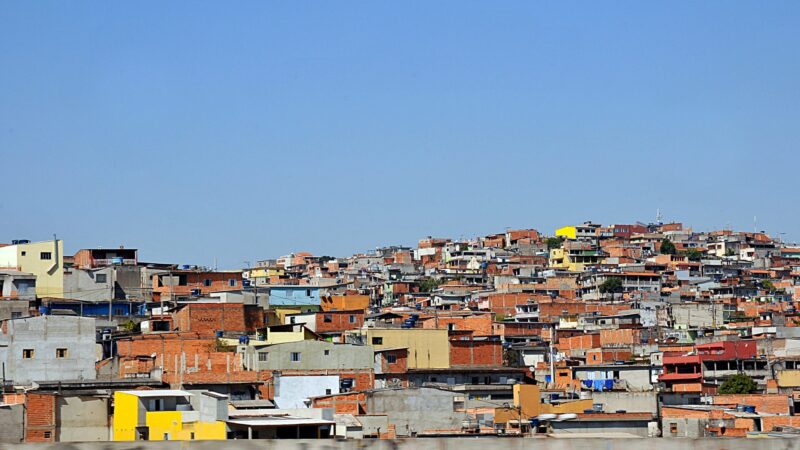 Área urbana densamente ocupada representando moradia, território e determinantes sociais da saúde