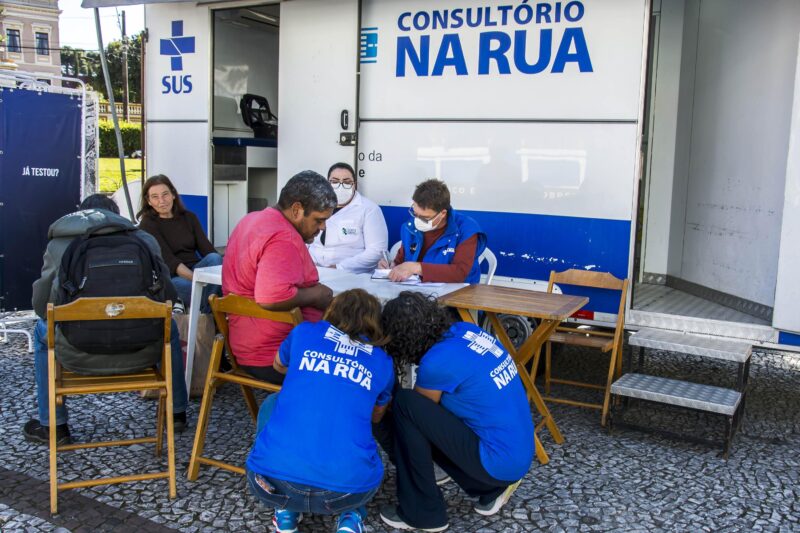 Equipe do Consultório na Rua realiza acolhimento e atendimento em saúde pelo SUS.