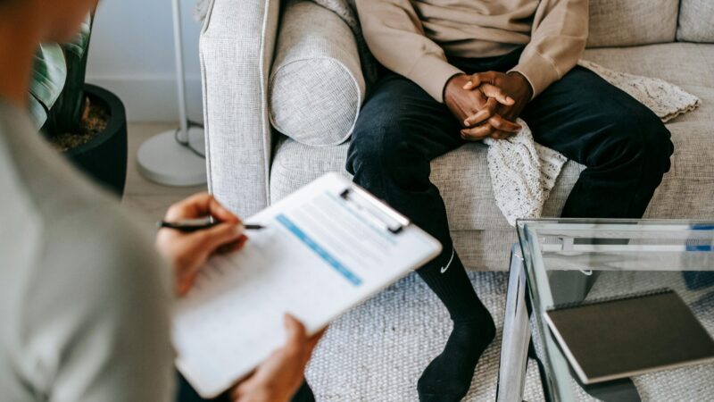 Atendimento psicológico considera a história e o contexto social da pessoa atendida.
