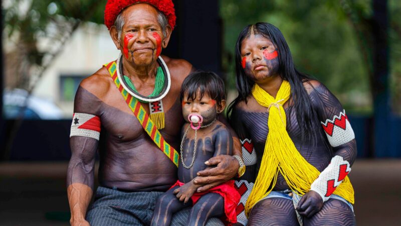 Psicologia decolonial reconhece a diversidade dos povos indígenas e a importância de seus saberes culturais.