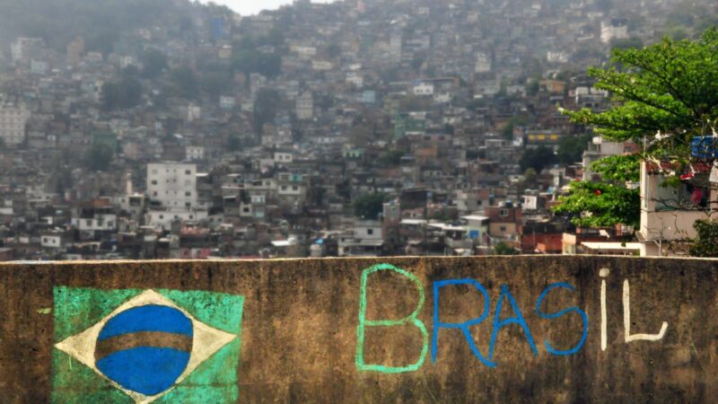 Desigualdades sociais e territoriais no Brasil influenciam o acesso ao cuidado em saúde mental.